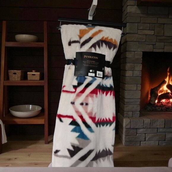 NEW!!! PENDLETON “White Shores Faux Fur Throw” - Size 50” x 70” - Picture 1 of 4